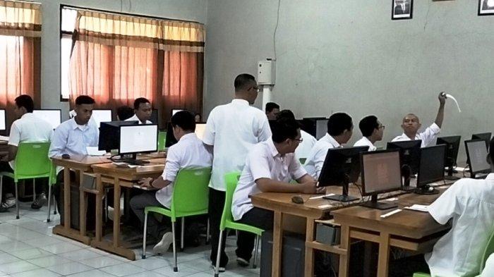 Suasana tes CAT sesi pertama PPK Pilkada 2024 di SMK Negeri 1 Blora, Selasa (7/4/2024).