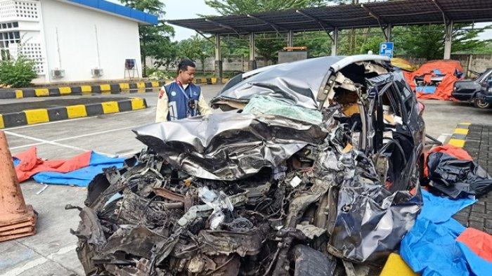CEK MOBIL - Petugas PBTR saat mengecek kondisi mobil yang mengalami kecelakaan di tol KM 332+000 arah B atau dari arah Semarang ke Jakarta, Sabtu (12/4/2025) pukul 05.40 WIB. Dari kejadian ini satu orang meninggal dunia di lokasi.