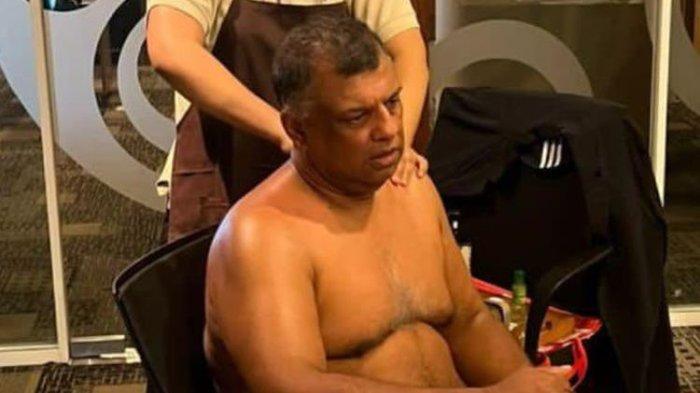 CEO Air Asia Tony Fernandes menuai kritik setelah dia memposting foto setengah telanjang dirinya sedang dipijat saat berpartisipasi dalam panggilan konferensi.