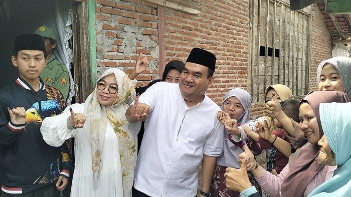 Calon Bupati Blora Arief Rohman saat mencoblos di TPS 05, yang berlokasi di Desa Sendangwungu, Kecamatan Banjarejo, Kabupaten Blora, Rabu (27/11/2024).