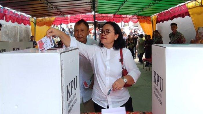 Calon Wali Kota Semarang nomor urut 1 Agustina Wilujeng Pramestuti memasukan surat suara ke kotak suara saat memberikan hak suaranya di TPS 10 RT 3 RW 4 Kelurahan Gedawang , Banyumanik, Kota Semarang, Rabu (27/11/2024)