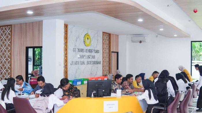 Calon mahasiswa baru Unsoed melakukan registrasi/verifikasi fisik dan berkas.