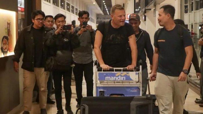 Calon pelatih baru Persebaya Surabaya, Josep Gombau, saat tiba di Surabaya, Rabu (13/9/2023).