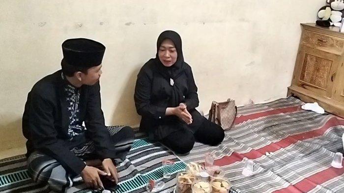 CAMAT - Camat Cepu, Endah Ekawati  saat berkunjung ke rumah korban meninggal dunia, Endang Murtini, di Perumahan Mutiara Cepu, Minggu (18/5/2025).
