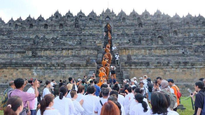 TRANSFORMASI - Candi Borobudur pada perayaan Waisak. PT Aviasi Pariwisata Indonesia (Persero) atau InJourney berkomitmen memperkuat transformasi Candi Borobudur sebagai destinasi pariwisata kultural-spiritual yang inklusif.