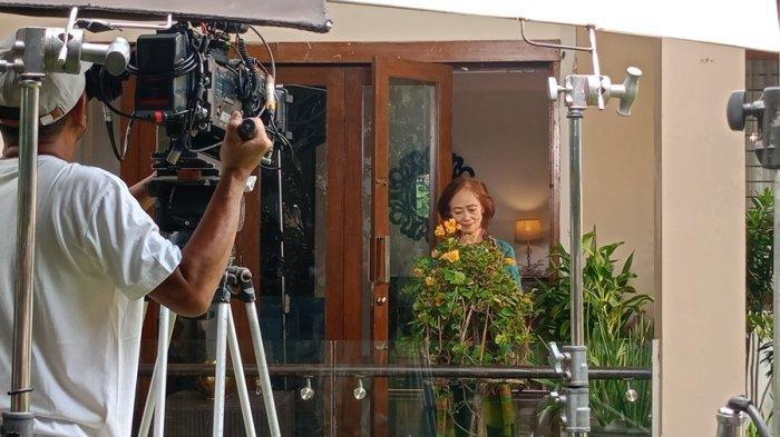 Salah satu anak dari Pahlawan Revolusi Mayjen TNI DI Pandjaitan, Catherine Pandjaitan saat syuting iklan produk Sido Muncul, Tolak Linu di Tangerang Selatan, Senin (14/10/2024). 