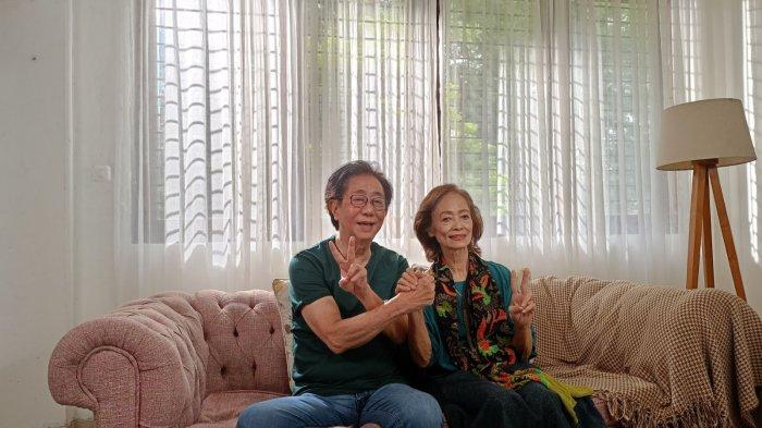Anak dari Pahlawan Revolusi Mayjen TNI DI Pandjaitan, Catherine Pandjaitan berfoto bersama Direktur Sido Muncul, Irwan Hidayat di sela syuting iklan produk Sido Muncul, Tolak Linu di Tangerang Selatan, Senin (14/10/2024).