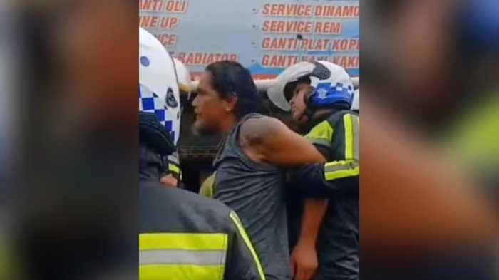 Cekcok pengendara terlibat kecelakaan di kawasan Puncak Bogor, Kampung Tugu Pensiunan, Desa Tugu Selatan, Kecamatan Cisarua.