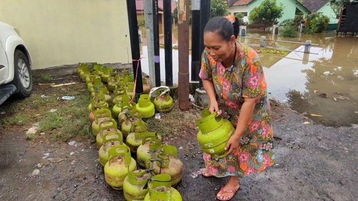 Warga di Desa Gadingrejo, Kecamatan Juwana, Pati, mengantrekan tabung gasnya di agen LPG setempat, Rabu (20/3/2024).