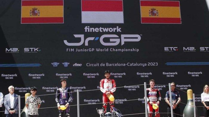 Cetak Sejarah, Pebalap Astra Honda Fadillah Arbi Kibarkan Merah Putih dari Podium Tertinggi FIM JuniorGP Barcelona