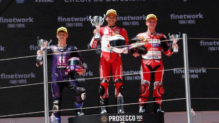 Cetak Sejarah, Pebalap Astra Honda Fadillah Arbi Kibarkan Merah Putih dari Podium Tertinggi FIM JuniorGP Barcelona