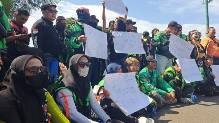 Ratusan driver ojek online (ojol) dari berbagai aplikator yang tergabung dalam komunitas Banyumas Raya menggelar aksi unjuk rasa di Alun-alun Purwokerto, Selasa (20/5/2025). Mereka menyampaikan beberapa tuntutan terutama soal sistem slot. 
