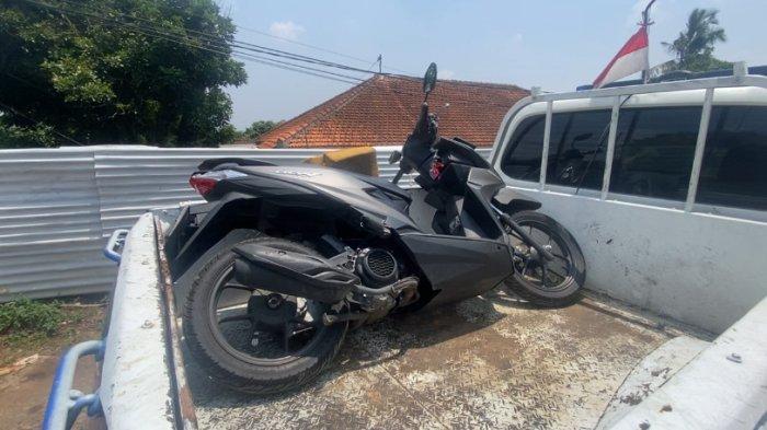 DIEVAKUASI - Motor yang terlibat kecelakaan di Jalan Mr Wurjanto (jalur Ungaran-Cangkiran), tepatnya di tanjakan Karanggeneng, Sumurrejo, Gunungpati, Kota Semarang pada Kamis (14/11/2024) dievakuasi ke mobil Unit Gakkum Satlantas Polres Semarang.