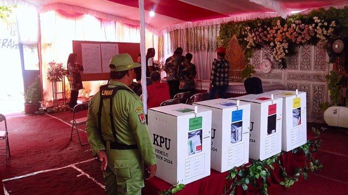 POTRET petugas pemilu di TPS Lempongsari Kota Semarang yang sedang merekapitulasi hasil penghitungan suara Pemilu 2024 beberapa waktu lalu.