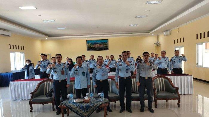 Dalam Ilmu Manajemen, akuntabilitas merupakan salah satu istilah yang berkaitan erat dengan pertanggungjawaban. Pentingnya seseorang bersikap akuntabel dapat meminimalisasi penyalahgunaan wewenang serta memudahkan dalam mekanisme pengawasan dalam menjalankan pekerjaannya.
