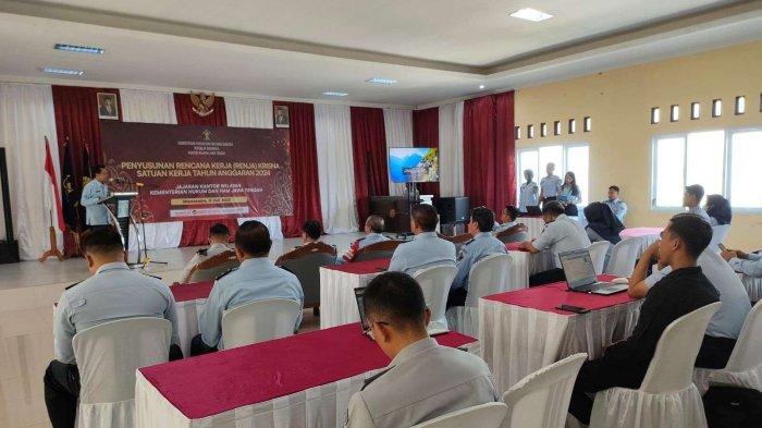 Dalam Ilmu Manajemen, akuntabilitas merupakan salah satu istilah yang berkaitan erat dengan pertanggungjawaban. Pentingnya seseorang bersikap akuntabel dapat meminimalisasi penyalahgunaan wewenang serta memudahkan dalam mekanisme pengawasan dalam menjalankan pekerjaannya.