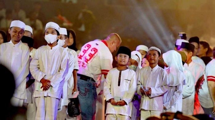 Dalam momen peringatan Ulang Tahun Ke-33 tahun ini, JNE mengusung tema ”Gass Terus Semangatnya” yang memiliki makna Menyatukan Kebersamaan, Menguatkan Semangat dan terus Berbagi, Memberi serta Menyayangi.