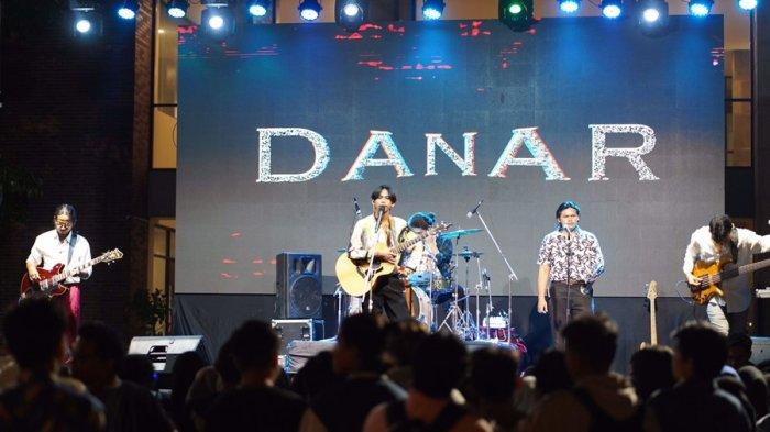 Penampilan Danar Widianto musisi jebolan X-Factor di Konser Musik Harber Fest 2024 sebagai malam puncak perayaan Dies Natalis ke-22 Politeknik Harapan Bersama, Jumat (2/8/2024).