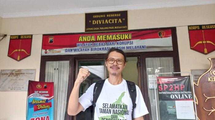 Daniel Frits Maurits Tangkilisan, aktivis lingkungan di Karimunjawa, berpose untuk tribunmuria.com usai penangguhan penahanannya ditangguhkan, Jumat (8/12/2023).
 