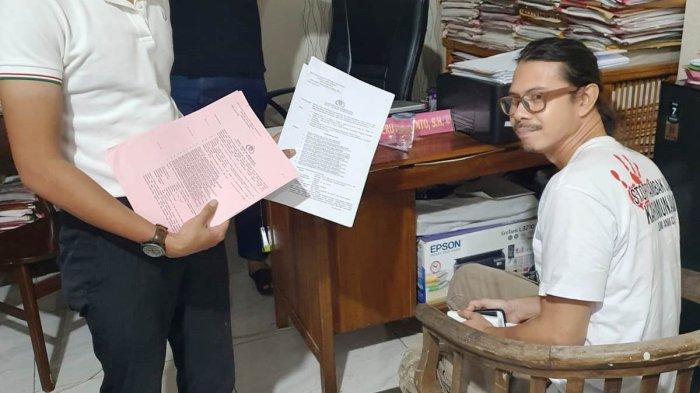 Daniel Frits Maurits Tangkilisan ( duduk dan berkaca mata) aktivis lingkungan Karimunjawa, sesaat sebelum ia ditahan.