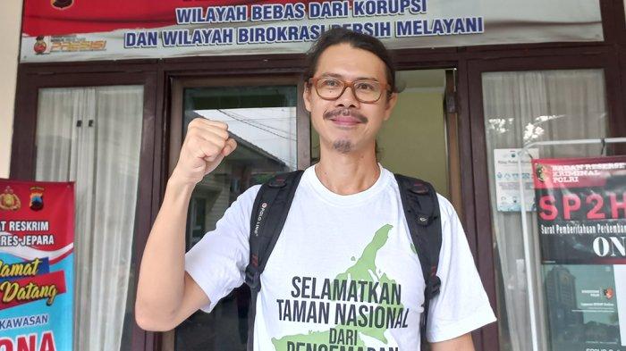 Daniel Frits Maurits Tangkilisan, aktivis lingkungan di Karimunjawa, berpose usai penangguhan penahanannya ditangguhkan, Jumat (8/12/2023)