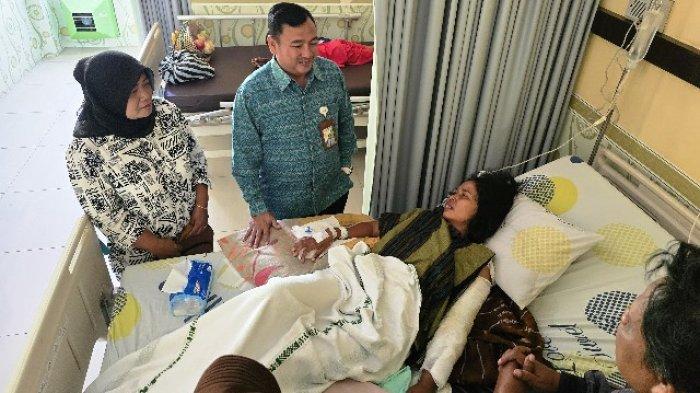 Danik Nurhariyanti (37), pedagang bakso keliling ketika dirawat di RSUD dr R Soetijono Blora pasca kecelakaan.