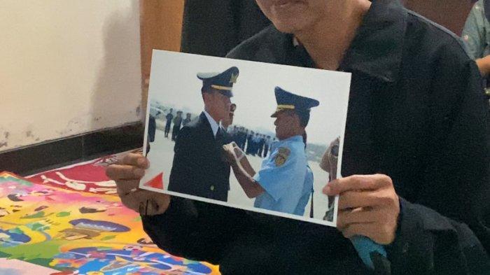 Foto almarhum Pulu Darmawan, salah satu korban meninggal dalam insiden jatuhnya pesawat latih di Tangerang Selatan.
