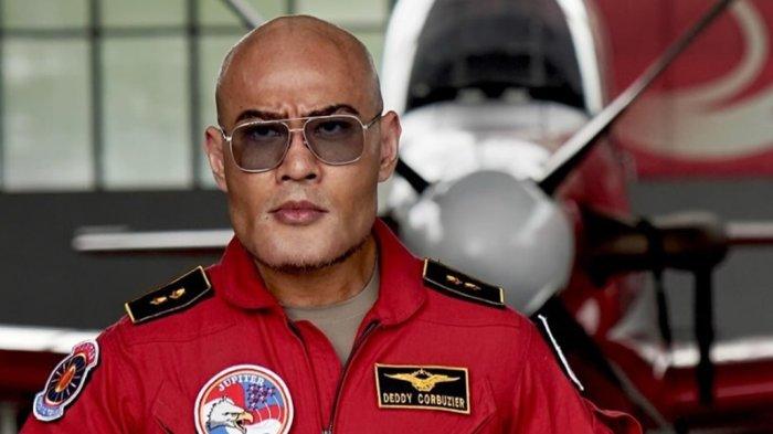 Deddy Corbuzier melakukan operasi di dagunya hingga terlihat berbeda dari sebelumnya.