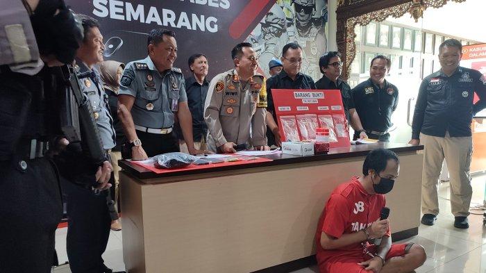 Dedy Abadi (38) warga Plombokan Semarang Utara ditangkap polisi lantaran menyelundupkan sabu dan pil ke Lapas Kedungpane yang disembuyikan ke dalam anusnya, di Mapolrestabes, Rabu (25/10/2023).