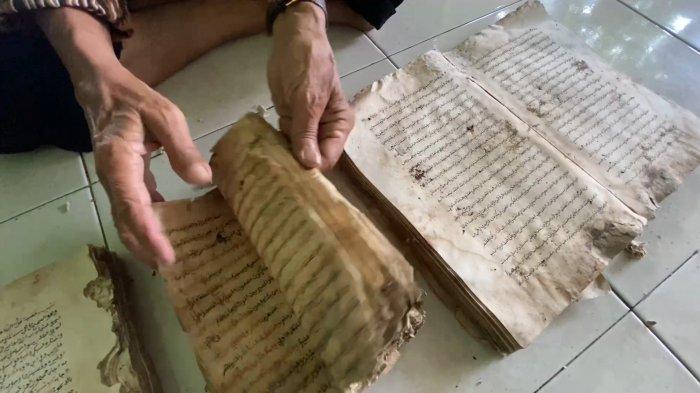 Delapan kitab-kitab kuno dengan tulisan tangan huruf Hijaiyah gundul yang diperlihatkan Takmir Masjid Al Mustaqim Ibnu Abbas, yang kini masih disimpan.