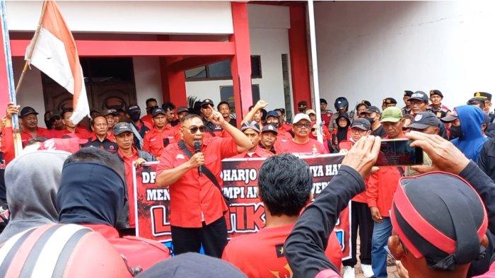 Seorang peserta aksi berorasi menuntut dilantiknya caleg DPRD Dapil 5 dan Dapil 2 yakni Ngadiyanto dan Arista Tiwi di depan Kantor DPC PDI Perjuangan Kabupaten Sukoharjo, Senin (18/3/2024).