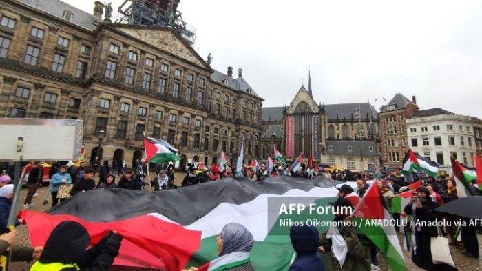Demonstrasi solidaritas untuk warga Palestina dan memprotes serangan Israel di Gaza di Amsterdam, Belanda pada 04 Februari 2024.