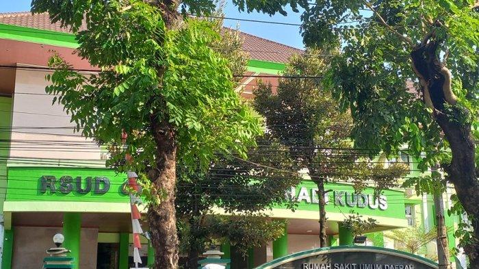 Suasana aktivitas di depan RSUD dr Loekmono Hadi Kudus, Senin (29/7/2024).