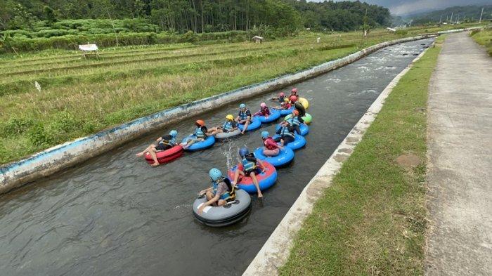 WISATA AIR - Sejumlah pengunjung saat menikmati wisata air tubing di Deswita Pandansari Batang, Sabtu (19/4/2025).Berdasarkan data pengelola, Deswita Pandansari mencatatkan kunjungan yang mencapai angka 10.000 pengunjung pada musim liburan terakhir.