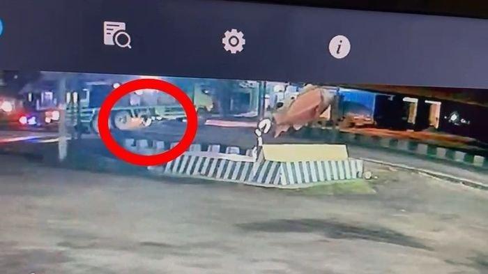 Detik-detik pemotor tabrak truk tronton hingga meninggal dunia di Jalur Pantura Indramayu Desa Langut, Kecamatan Lohbener, Sabtu (2/3/2024) malam, terekam CCTV.