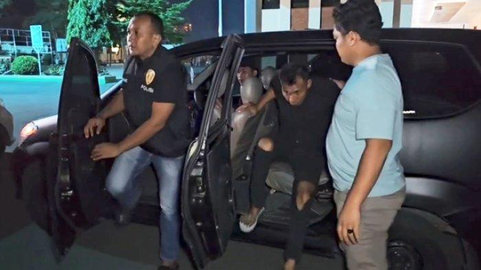 BERANTAS PREMANISME - Satuan Tugas Penegakan Hukum (Satgas Gakkum) Operasi Aman Candi 2025 Polresta Pati meringkus pria bernama AZ alias Roni (tengah, celana bagian lutut sobek), Kamis (15/5/2025) malam. Dia merupakan terduga pelaku premanisme yang kerap memeras pengusaha di Pati.