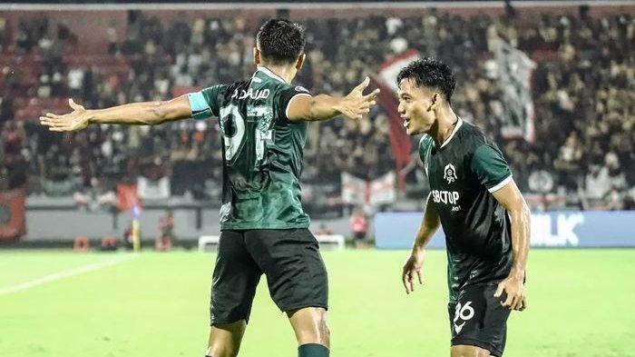 kapten Persikabo 1973, Dimas Drajad melakukan selebrasi usai mencetak gol ke gawang Bali United pada pekan ke-11 Liga 1 2022-2023.