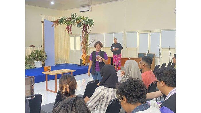 Direktur DIK Dr. Linda Ariany Mahastanti, S.E., M.Sc., menyapa dan memberikan laporan terakit kegiatan YOUR PROUD, beberapa waktu lalu di Grha Kartini.