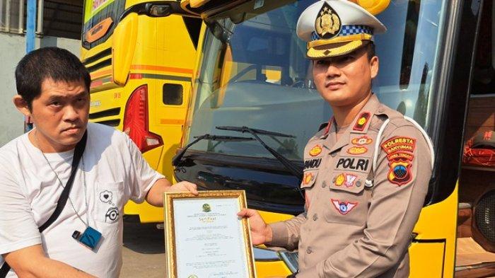 Direktur PO Sinar Mas Purwokerto, Yimmy Riadi (kiri), bersama Kasatlantas Polresta Banyumas, Kompol Galuh Pandu Pandega Ferdiansah, saat melakukan ramp check armada bus, Sabtu (18/5/2024).