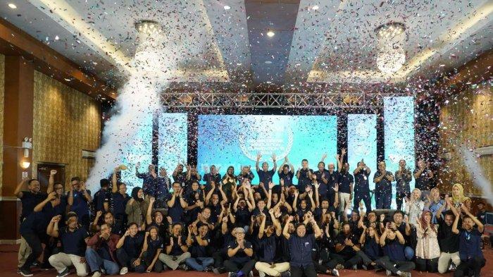 Direktur Utama PT Semen Gresik, Muchamad Supriyadi, berfoto bersama para pemenang inovator terbaik dalam ajang Awarding Semen Gresik Innovation Convention (SGIC) VI 2023 di Ballroom Fave Hotel Rembang (22/9).