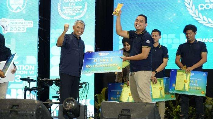 Direktur Utama PT Semen Gresik, Muchamad Supriyadi, memberikan plakat juara kepada inovator terbaik kategori Breakthrough Innovation (BI) Savage dalam ajang Awarding Semen Gresik Innovation Convention (SGIC) VI 2023 di Ballroom Fave Hotel Rembang (22/9).