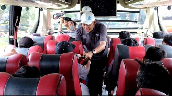 Direktur Utama PT Semen Gresik, Muchamad Supriyadi, menyapa secara langsung para pemudik yang menaiki bus dari PT Semen Gresik di area parkir Museum Purna Bakti TMII, Jakarta (6/4).