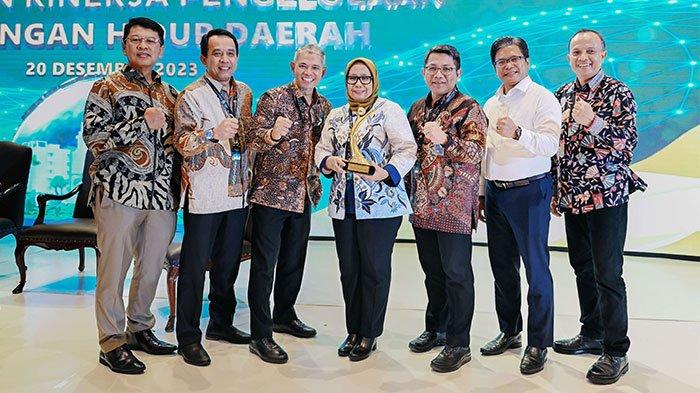 Direktur Utama PT Semen Gresik, Muchamad Supriyadi (ketiga dari kiri), bersama Direktur Operasi PT Semen Indonesia (Persero) Tbk (SIG), Reni Wulandari (Tengah), bersama jajaran manajemen SIG berfoto bersama pada ajang penganugerahan Proper 2023 di Hotel Bidakara, Jakarta (20/12).