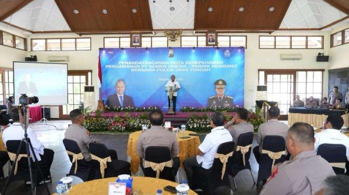 Direktur Utama PT Semen Gresik, Muchamad Supriyadi, memberikan sambutan pada agenda penandatanganan nota kesepahaman pengamanan objek vital nasional di Ballroom Golf Gombel Semarang, (6/4).