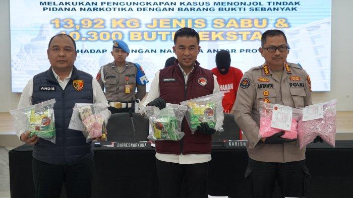 Ditresnarkoba Polda Jawa Tengah menangkap dua kurir narkoba jaringan Fredy Pratama masing-masing berinisial RT (39) dan MIA (31), keduanya warga Kota Surabaya. Mereka ditangkap selepas terbukti membawa sabu seberat belasan kilo dan belasa ribu butir ekstasi di Mapolda Jateng, Senin (6/1/2025).