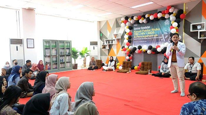 Dokter Spesialis Penyakit Dalam Rumah Sakit Semen Gresik, Caesar Ayudi, menjadi narasumber dalam agenda seminar kesehatan dalam rangkaian peringatan bulan K3 Nasional tahun 2024 di Gedung CCR Pabrik Rembang (13/2).