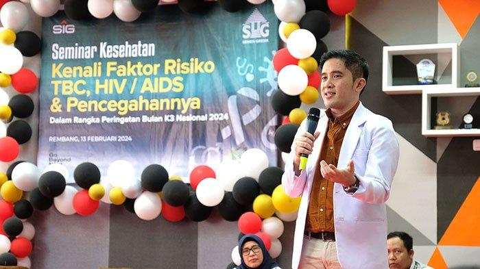 Dokter Spesialis Penyakit Dalam Rumah Sakit Semen Gresik, Caesar Ayudi, menjadi narasumber dalam agenda seminar kesehatan dalam rangkaian peringatan bulan K3 Nasional tahun 2024 di Gedung CCR Pabrik Rembang (13/2).