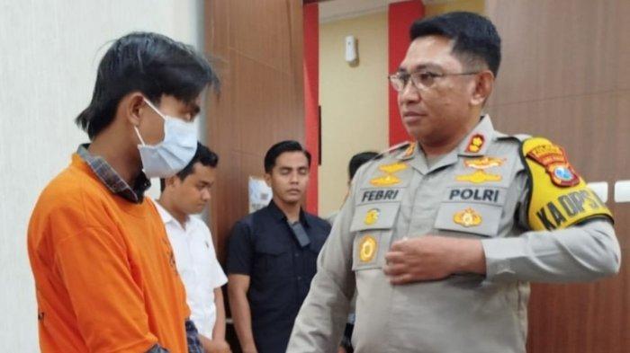 Kapolres Bangkalan, AKBP Febri Isma,n saat mengorek informasi kejadian pembakar mahasiswa UTM di kantor Polres Bangkalan, Senin (2/12/2024).