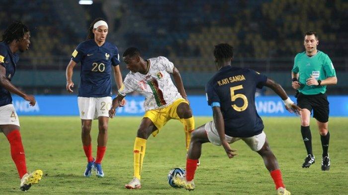 Pemain Tim Nasional Mali Mamadou Dombia (Nomor 17) dikepung pemain Prancis saat menguasai bola dalam laga semifinal Piala Dunia U-17 di Stadion Manahan Solo, Selasa (28/11/2023). Skor sementara 2-1 untuk keunggulan Prancis.