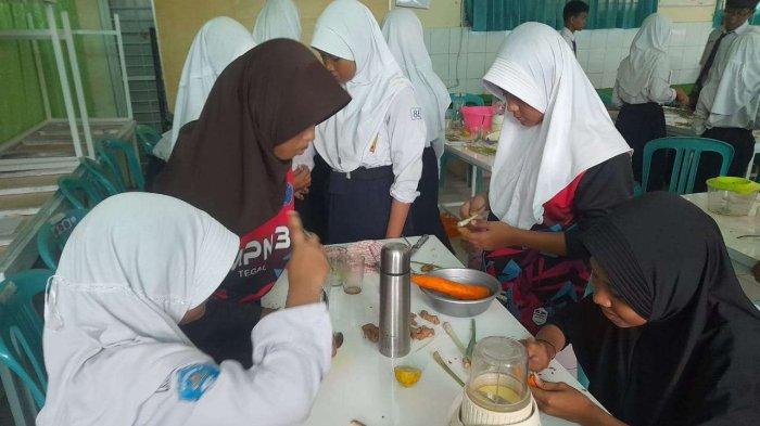 Dosen Farmasi Poltek Harber Edukasi Pembuatan Jamu dari Toga